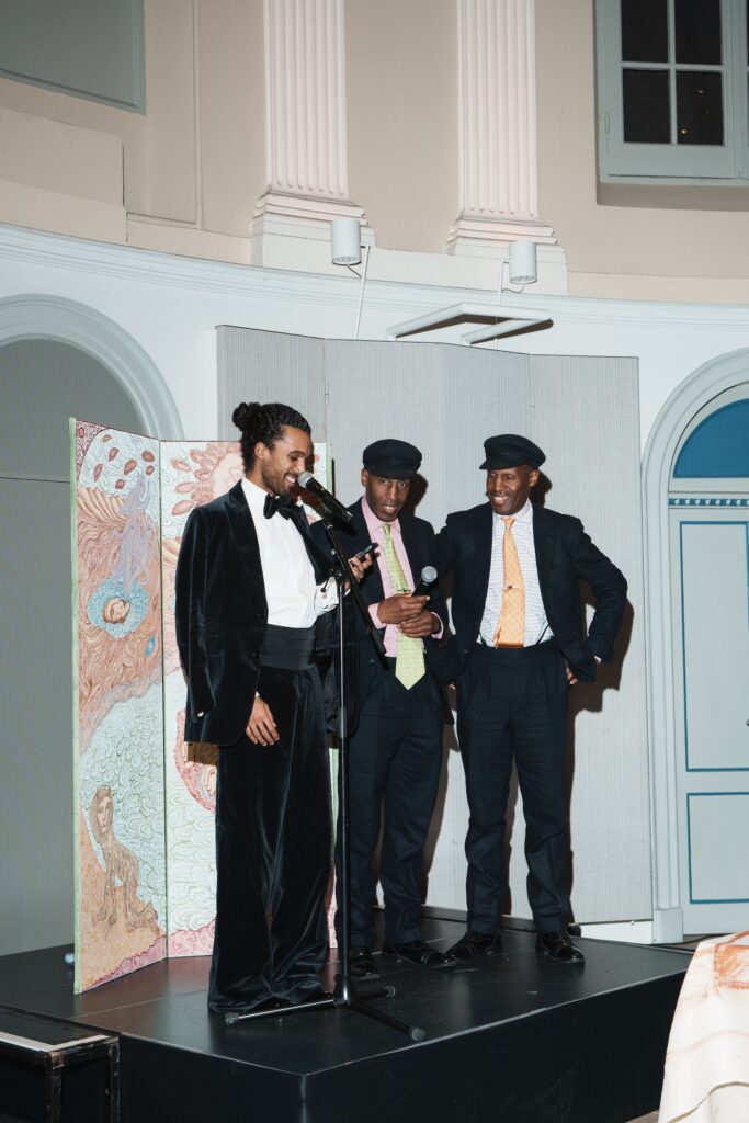 Jaquil Basdew in gesprek met de Islington Twins.