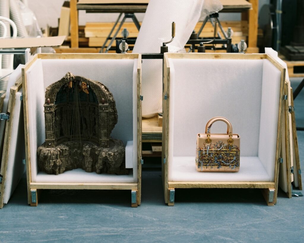 Eva Jospins studio met haar Lady Dior (rechts) | © Marion Berrin, courtesy Dior