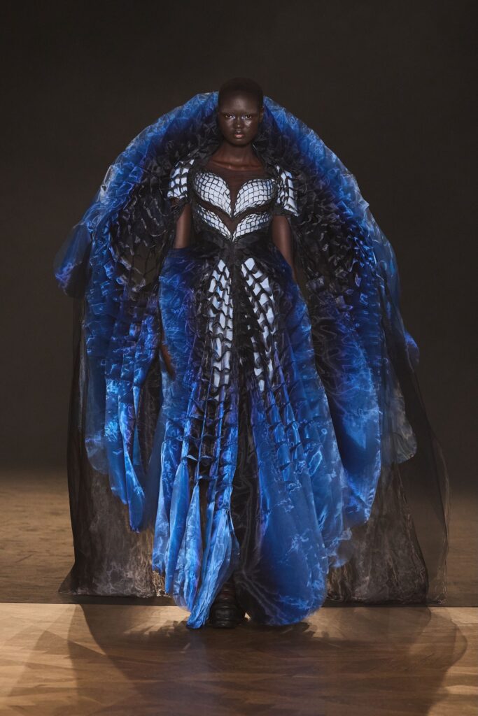 Iris van Herpen, Sympoiesis Collection, 2025, katoen, PETG en glasorganza (polyester), collectie Studio Iris van Herpen (model Nyantet Jok; fotografie Gio Staiano)