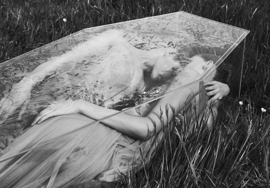 Jasper Abels, Girls in coffin, 2017, foto, collectie Jasper Abels