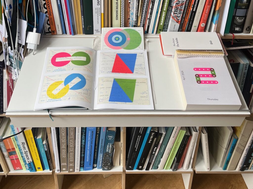 Detail bibliotheek met boekenkast van Nils Holger Moormann en uitstalling van boekje en kalender van Karel Martens.