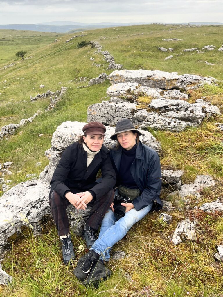 Nicole Ex en Anke Riesenkamp in The Burren in Ierland voor een wandeltocht met dichter David Whyte
