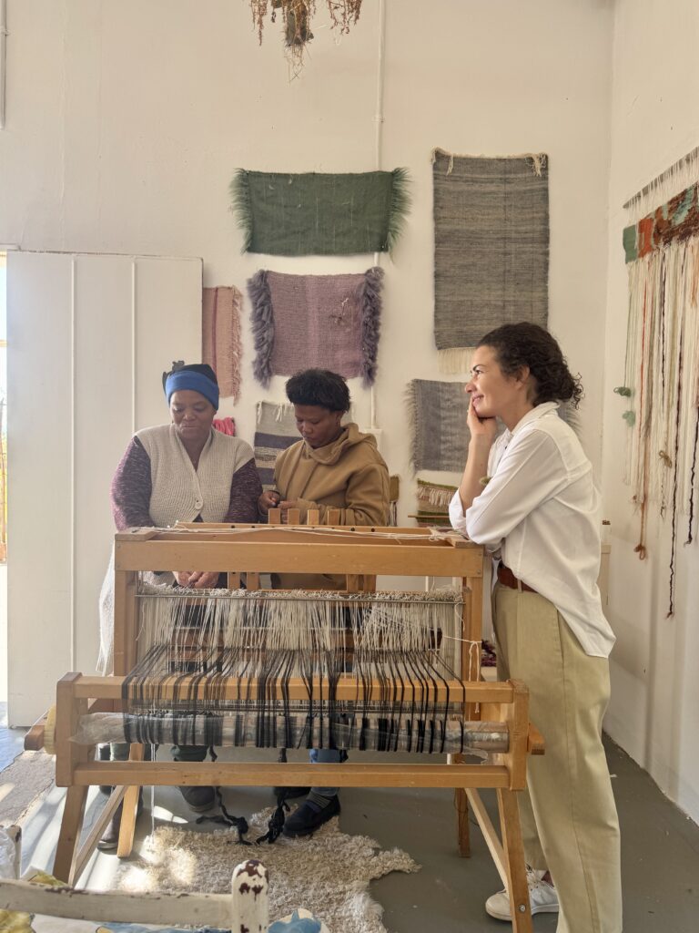 Frances van Hasselt in haar atelier met artisans Monique Bitterbos en Maria Lekay | foto: Anke Riesenkamp