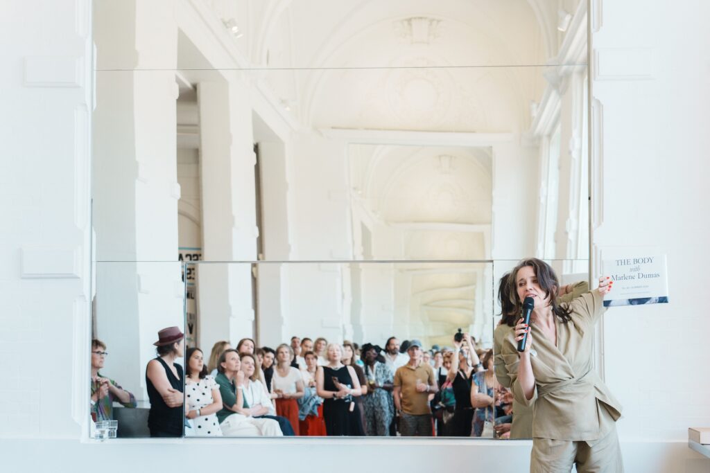 Lancering See All This #42, Café Fonda, Stedelijk Museum, Amsterdam | Foto Katerina Bezedei, kleding Nicole: Cortana