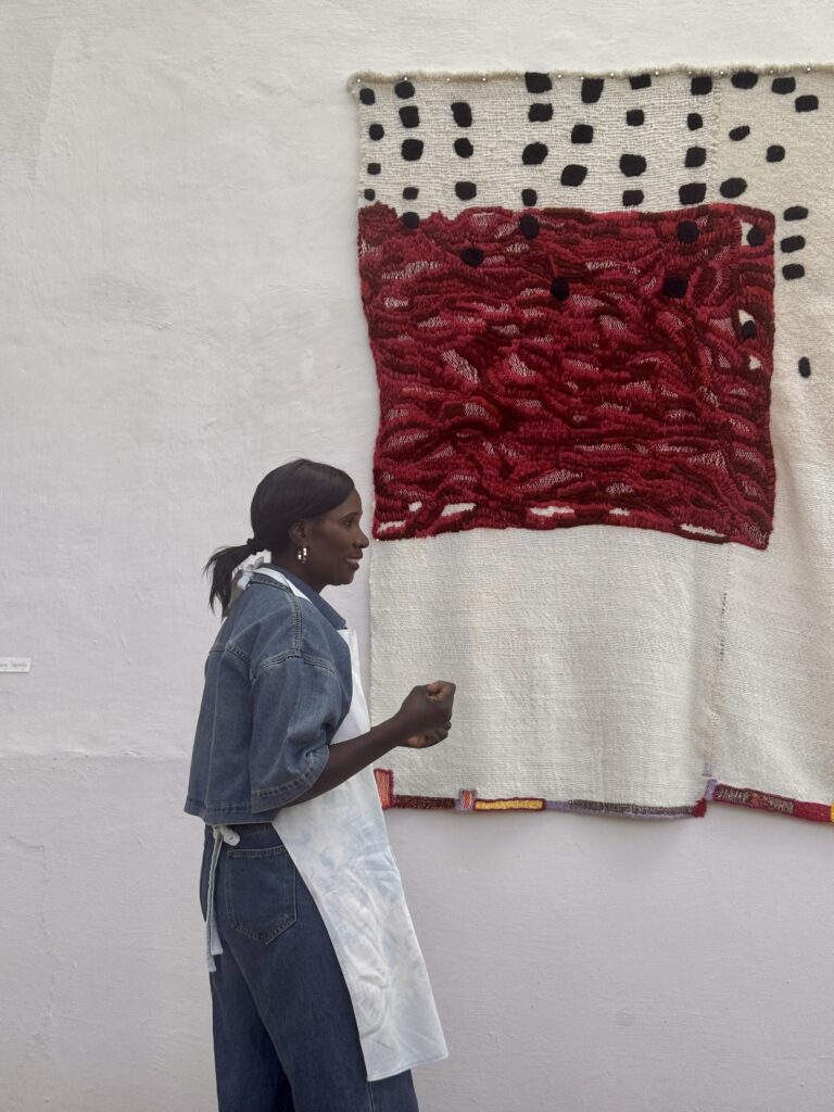 Artisan Josephine Benyera vertelt over textiel werk {{Tracing Trapsuutjie}} | foto: Anke Riesenkamp
