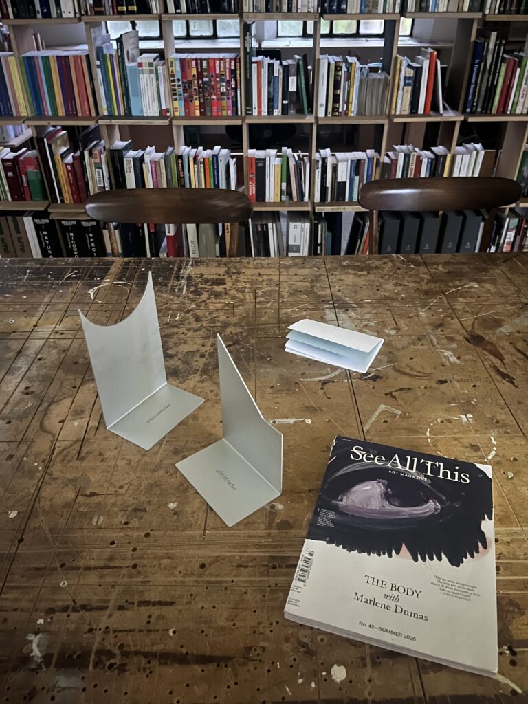 De boekensteun Altocumulus (links) en Altostratus(rechts) in de studio van Carlo Maria Morsiani, Modena, juli 2026 | foto: Nicole Ex