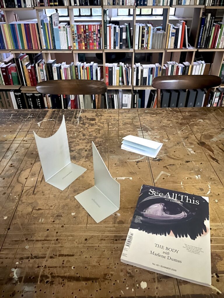 De boekensteun {{Altocumulus}} (links) en {{Altostratus}}(rechts) in de studio van Carlo Maria Morsiani, Modena, juli 2026 | foto: Nicole Ex