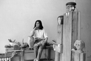 Marisol Escobar met haar ­sculptuur The Kennedyʼs, 1964 | © foto: Sam Falk