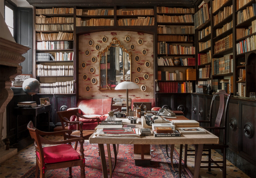 De studeerkamer van Mr. Perlman uit Call Me by Your Name (2018) van Luca Guadagnino | foto: Giulio Ghirardi