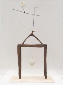 Alberto Giacometti, Hour of the Traces, 1932, gips, hout en staal, 69 x 36 x 29 cm