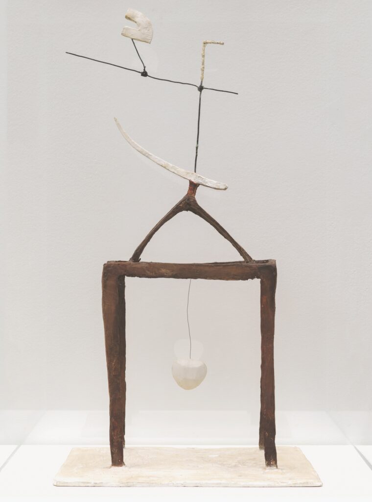 Alberto Giacometti, Hour of the Traces, 1932, gips, hout en staal, 69 x 36 x 29 cm