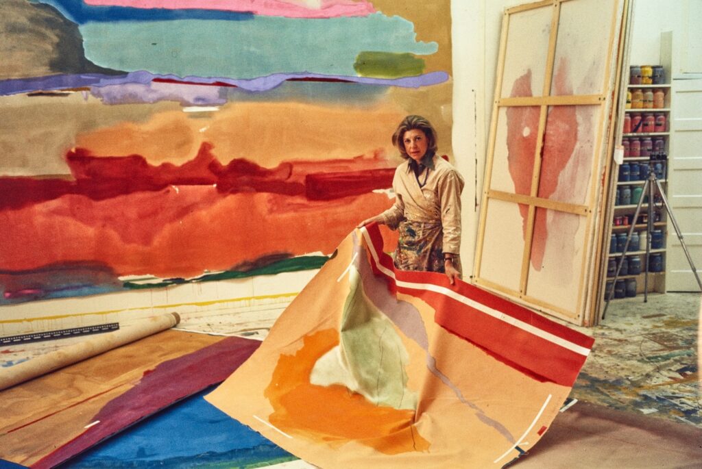 Helen Frankenthaler met April Mood in haar studio op East 83rd Street in New York, 1974 | © 2026 Helen Frankenthaler Foundation, Inc./ProLitteris, Zurich | foto: Alexander Liberman © J. Paul Getty Trust