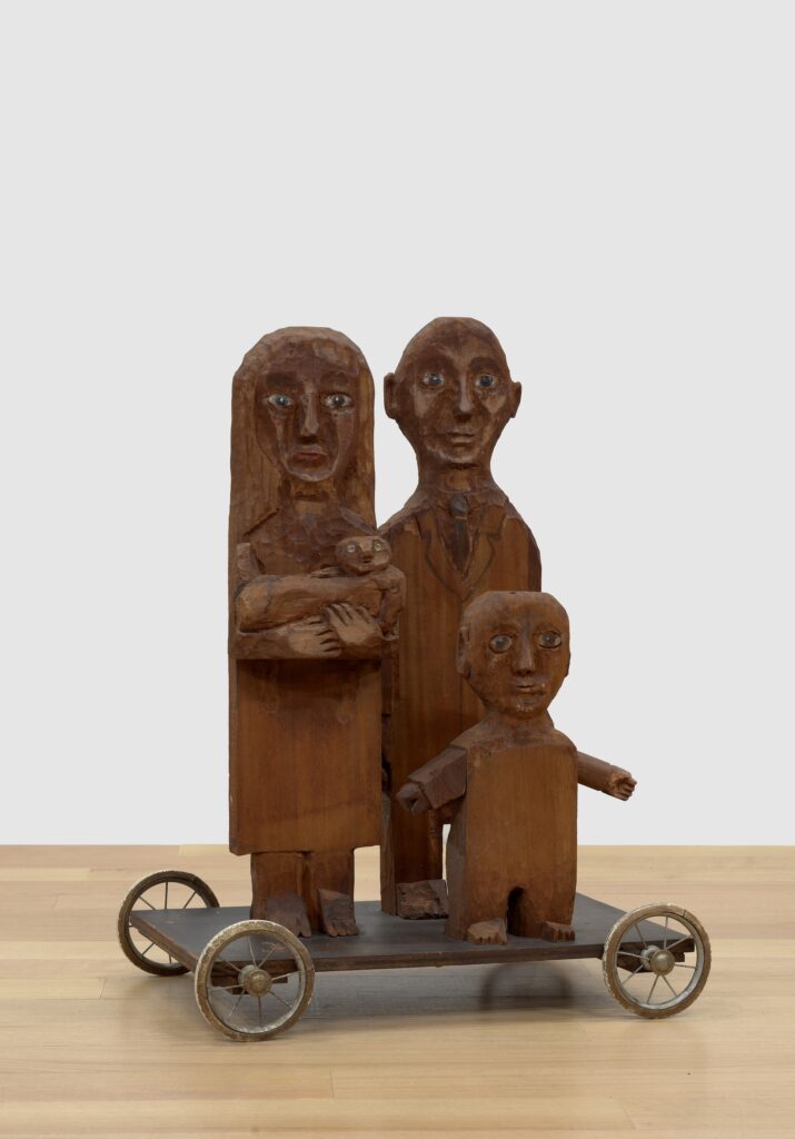 Marisol, {{The Hungarians}}, 1955, collectie Buffalo AKG Art Museum | © Estate of Marisol co Pictoright Amsterdam 2026, foto: Brenda Bieger