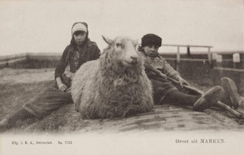 Prentbriefkaart Groet uit Marken, 1895-1905, uitgeverij Jos. Nuss&Co. collectie Zuiderzeemuseum