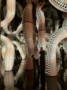 Nicole Ex (rechts) en Sarah Knigge (links) ergens tussen spiegelbeeld, stippen en oneindigheid in Yayoi Kusama’s nieuwe Infinity Mirror Room in het Stedelijk Museum Amsterdam, 9 september 2026
