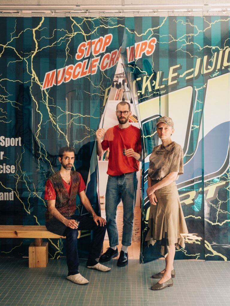 Het Berlijnse kunstenaarscollectief Slavs and Tatars (Payam Sharifi, Kasia Korczak en Stan de Natris) | foto: Lêmrich