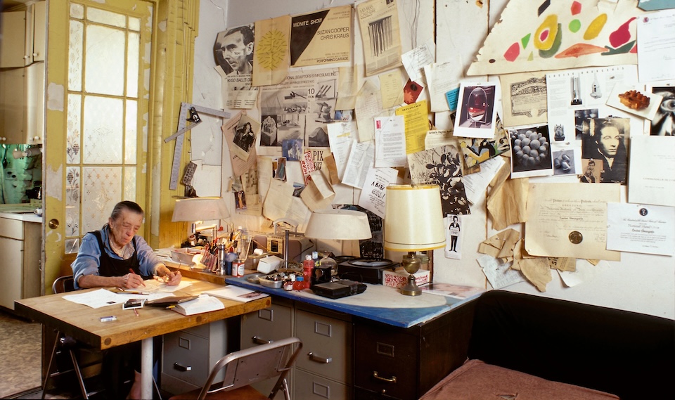 Louise Bourgeois in haar huis in Chelsea, New York